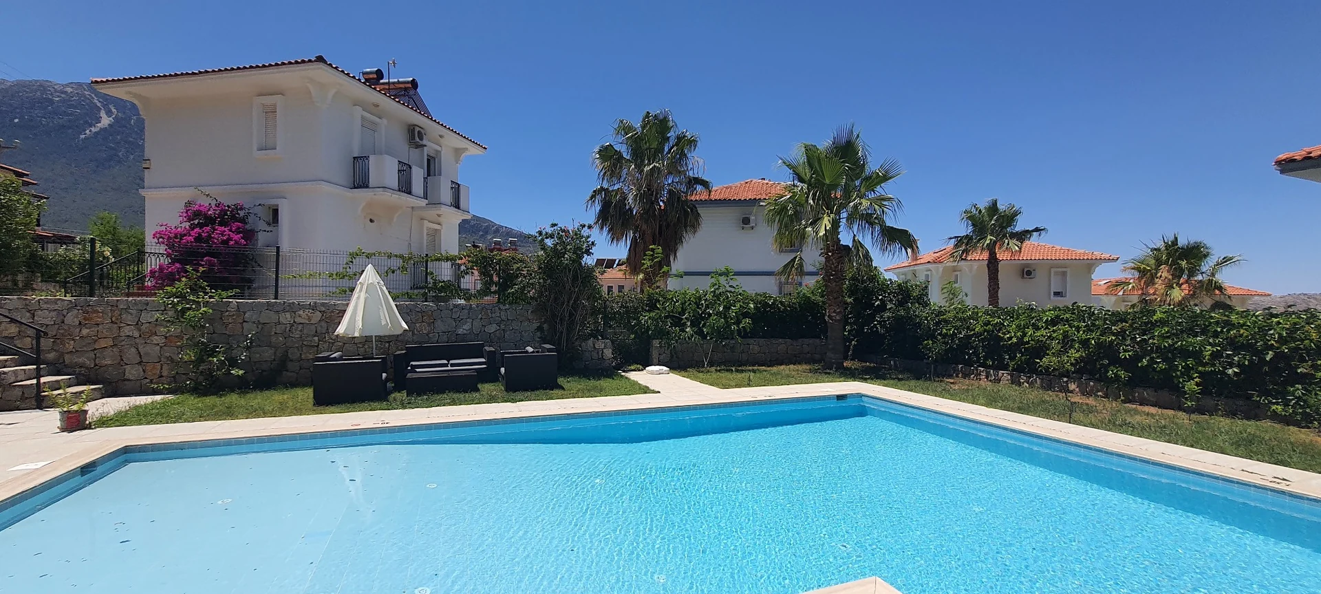 Villa Boncuk havuz terası ve şezlonglar